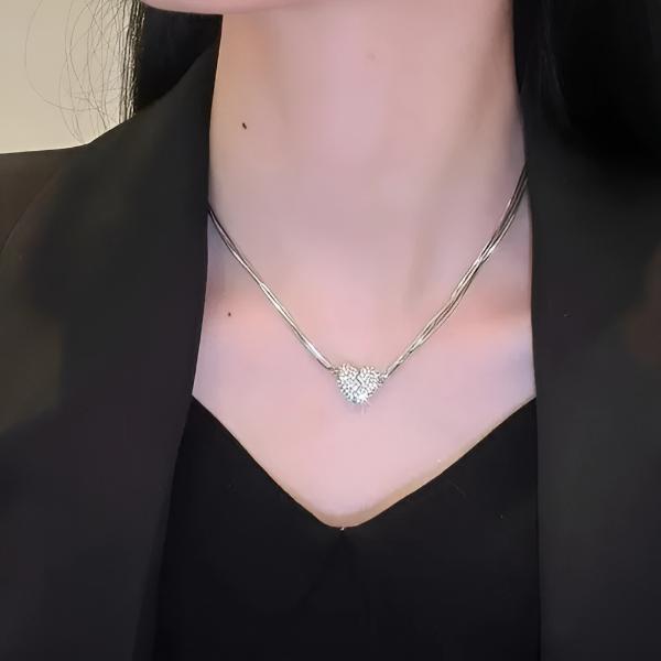 Elégant Collier Magnétique en Forme de Cœur